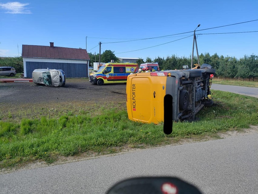 Wypadek w Koziegłowach w gminie Jasieniec. W zderzeniu busa i osobówki ranna została jedna osoba. Zobaczcie zdjęcia