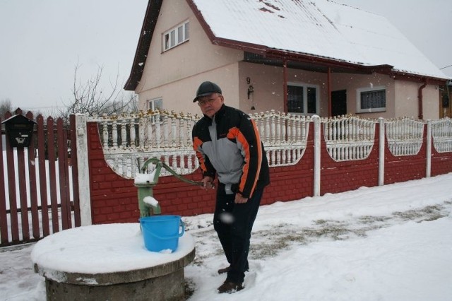 Gdy brakuje wody w prywatnej studni, Bogusław Markowski musi ją brać z ulicznego hydrantu