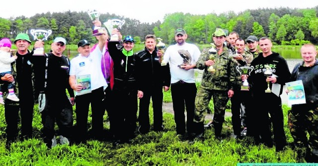 Trzy najlepszy drużyny niedzielnych zawodów wędkarskich o Puchar Komendanta Powiatowego Policji w Jędrzejowie.