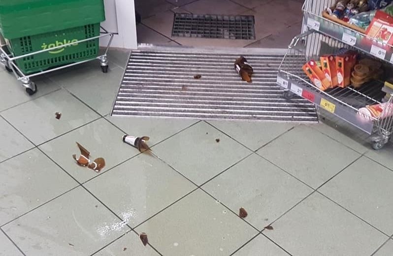 Brutalny atak w sklepie przy ulicy Zwierzynieckiej w Tarnobrzegu. Policja szuka sprawców (ZDJĘCIA)