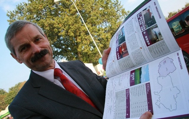 Burmistrz prezentuje katalog UEFA, w którym ujęto Międzychód jako tzw. ośrodek treningowo-pobytowy na Euro 2012. Mówi, że decyzja władz federacji była jednym z powodów jego politycznej reaktywacji.