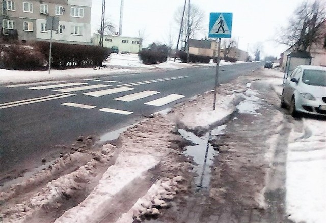 Wodę, która gromadzi się pod domem naszego czytelnika jeszcze w tym roku odbierać będą specjalne spusty