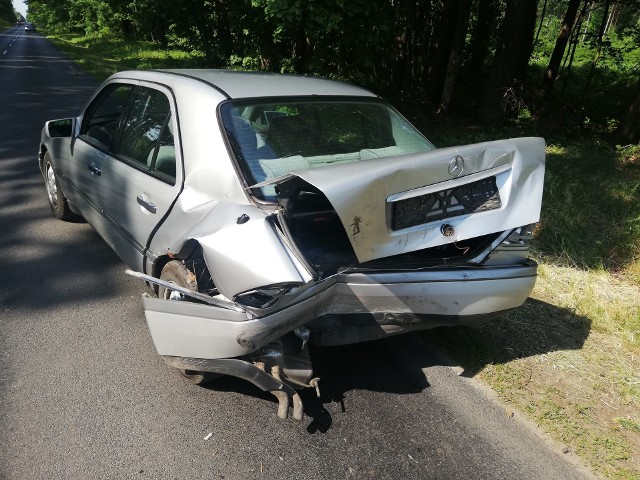 We wtorkowe popołudnie na ulicy Kołobrzeskiej w Karlinie doszło do zderzenia dwóch samochodów osobowych.Jak udało nam się ustalić, kierujący BMW nie zachował odpowiedniej ostrożności podczas jazdy i uderzył w jadącego przed nim Mercedesa.Choć zdarzenie wyglądało groźnie, nikomu nic poważnego się nie stało.Zobacz także Wypadek na ulicy Gnieźnieńskiej w Koszalinie