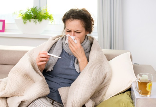 Angina to choroba, która dotyczy nie tylko dzieci. Jej pierwsze objawy bywają niespecyficzne, dlatego łatwo pomylić ją z przeziębieniem lub grypą. Podpowiadamy, jakie dolegliwości mogą oznaczać rozwój anginy.  