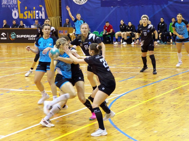 Handball JKS Jarosław (czarne stroje) przegrał z Urbisem Gniezno