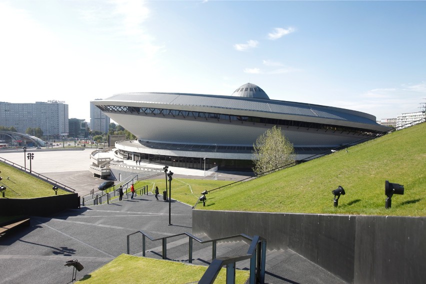 Katowice: Spodek rozświetlił się kolorami Francji. W ramach solidarności z rodzinami ofiar