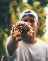 Plamiak zamiast dorsza, kebab z baraniną bez baraniny, oscypek zastąpiony roladą ustrzycką. Uważaj w restauracjach. Tak oszukują turystów!