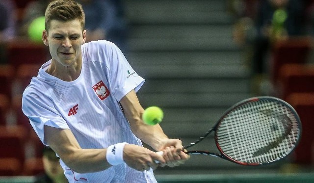 Wrocławianin walczy w kwalifikacjach do turnieju Roland Garros z pulą nagród 39,197 mln euro. Aby wejść do turnieju głównego musi pokonać jeszcze Argentyńczyka