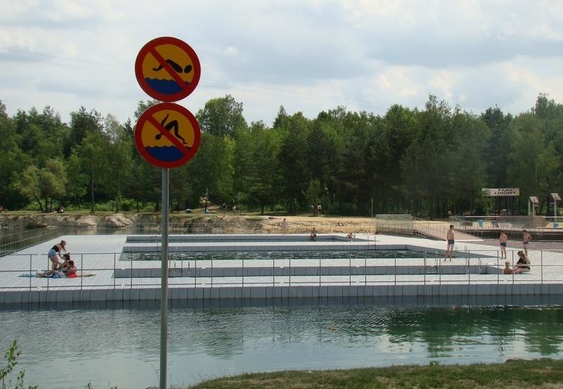 Trzebinia. Nad Balatonem po przebudowie sezon oficjalnie rusza w sobotę, ale wielu już tutaj plażuje. Zobacz co i za ile oferuje [ZDJĘCIA]