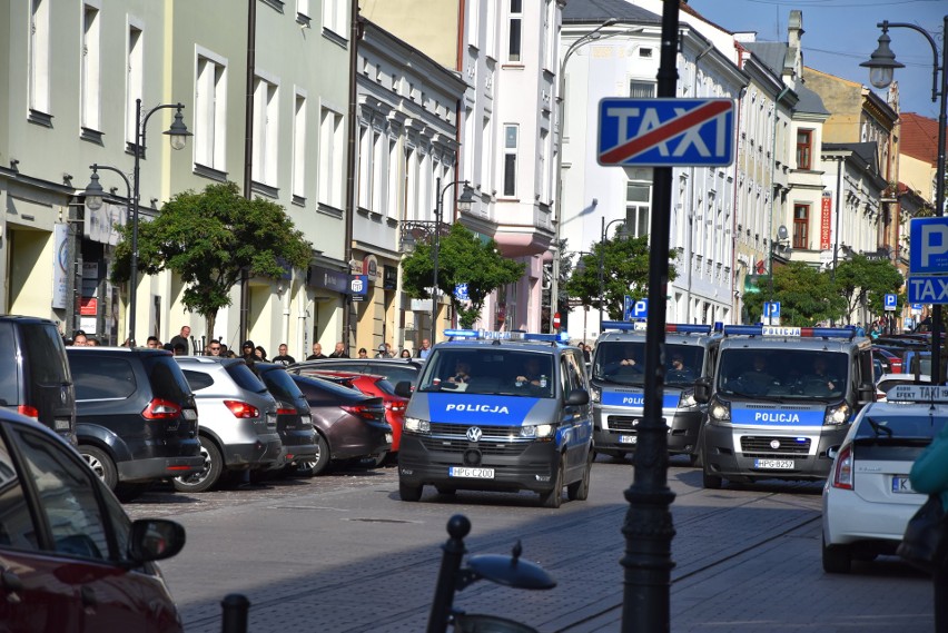Derby Tarnowa zabezpieczają liczne siły policji z Tarnowa i...