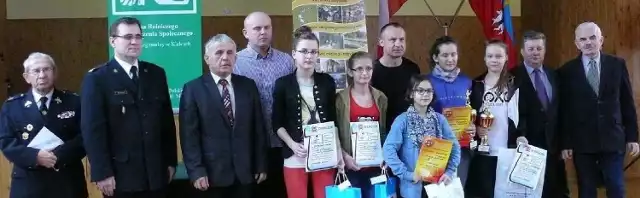 Zwycięzcy eliminacji powiatowych konkursu w kategorii szkół podstawowych i gimnazjów ze swoimi opiekunami oraz organizatorami.
