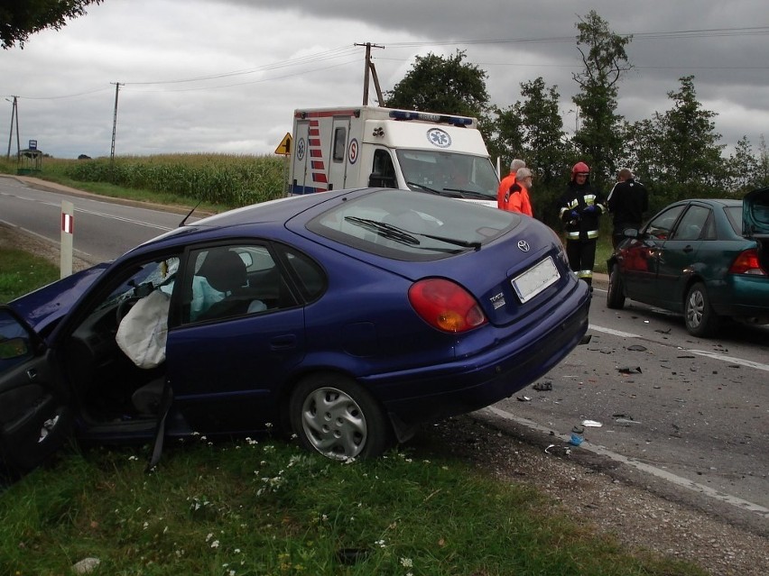 Wypadek w Ciepielowie - Kolonii. Czołowe zderzenie dwóch pojazdów na drodze numer 79
