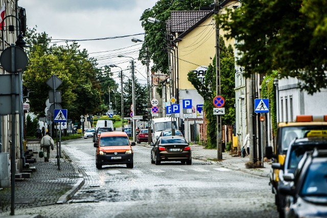 Do 24 października składać można propozycje projektów do Gminnego Programu Rewitalizacji Miasta Bydgoszczy (GPR). Wnioskodawcy, których pomysły zostaną zaakceptowane i ujęte w GPR, będą mogli liczyć na spore pieniądze - Miasto Bydgoszcz zamierza udostępnić na inwestycje do 10 mln złotych. Inicjatywa ma zaangażować mieszkańców w tworzenie programu odnowy społecznej ich dzielnic. Co ważne, zgłaszane projekty muszą dotyczyć obszaru rewitalizacji, w którego skład wchodzą wyznaczone osiedla. Projekty rewitalizacji muszą dotyczyć m.in. Starego Fordonu. Inne osiedla objęte akcją na pozostałych zdjęciach.Regulamin naboru propozycji, wzory kart projektów i szczegółowe informacje na temat naboru propozycji do GPR znajdują się na stronie Urzędu Miasta Bydgoszczy: bip.um.bydgoszcz.pl