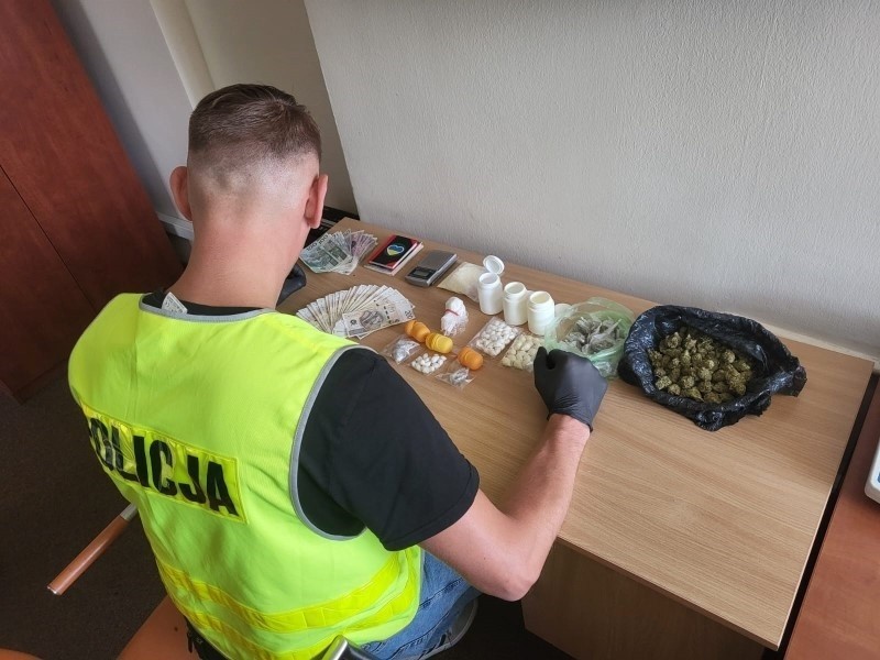 Gdynia. Policja zatrzymała 41-latka za wprowadzanie do obrotu znacznej ilości narkotyków. Miał ponad 250 gramów marihuany i amfetaminy