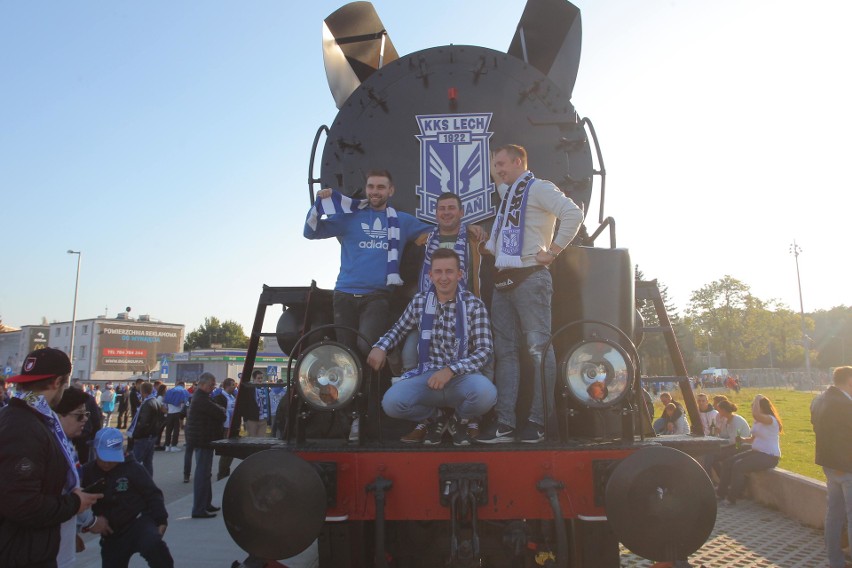 Nasz fotoreporter sfotografował kibiców w drodze na stadion....