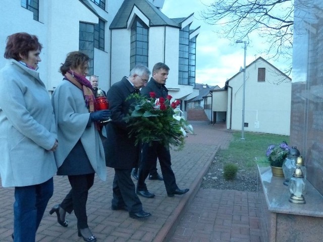 Kwiaty składa delegacja PiS. Od lewej: radna Danuta Krępa, wicestarosta Agata Wojtyszek, poseł Krzysztof Lipiec i Andrzej Pruś, radny Sejmiku.