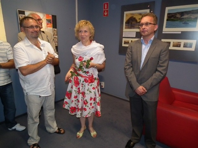 Artystom gratulował Robert Kaczor, dyrektor kina Helios /z prawej/.