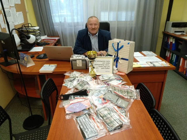 Wojciech Ulatowski, dyrektor XLVII LO, z prezentami na... Dzień Matki