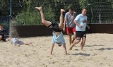 Turnieje plażowych trójek. Popis drużyny La Casy na boisku przy ulicy Szczecińskiej