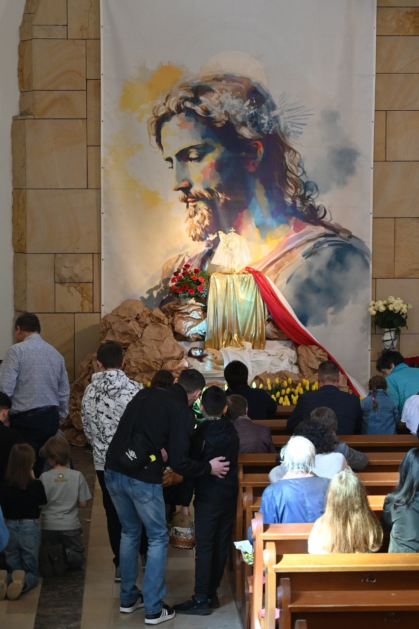W Wielką Sobotę mnóstwo osób modliło się przy Grobach Pańskich i adorowało krzyż. Zobacz zdjęcia z kościołów w Kielcach
