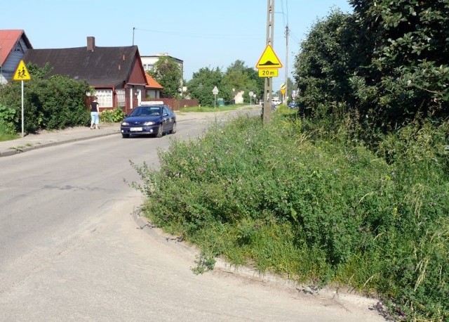 Wysoka trawa zasłania widoczność kierowcom wyjeżdżającym w ulicę Gajową z parkingu sprzed pobliskiego wieżowca