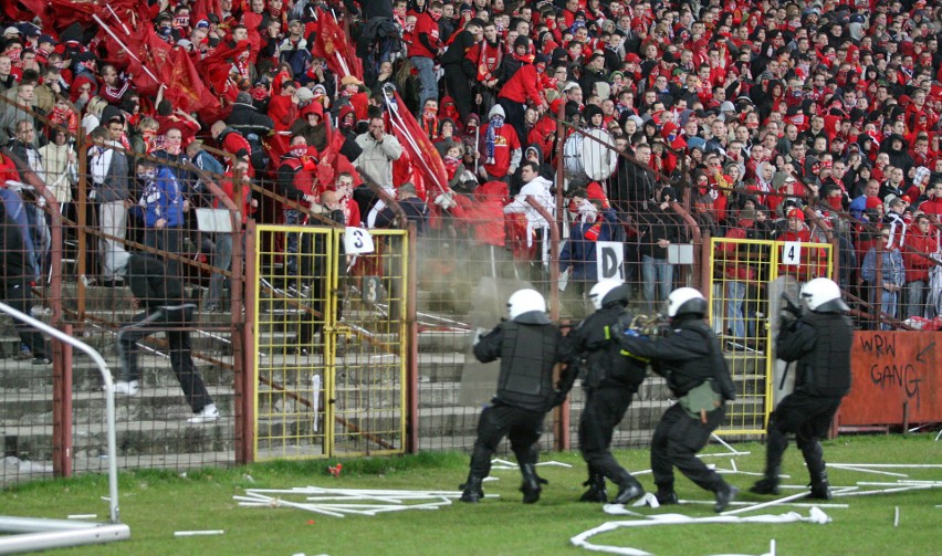 Ostatnie takie derby ŁKS - Widzew. Race, palenie flag, armatka wodna, fałszerstwa na stadionie przy al. Unii