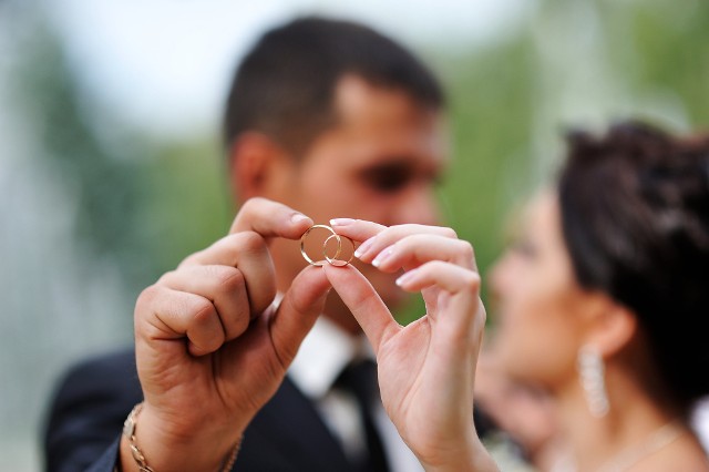 Główny Urząd Statystyczny podał, że w 2020 roku zawarto 145 tys. małżeństw, o blisko 40 tys. mniej niż rok wcześniej, a zarazem najmniej od 30 lat.