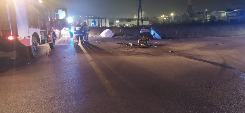 Zderzenie peugeota z fordem na skrzyżowaniu. Siła uderzenia była tak duża, że z auta wypadł silnik [ZDJĘCIA]