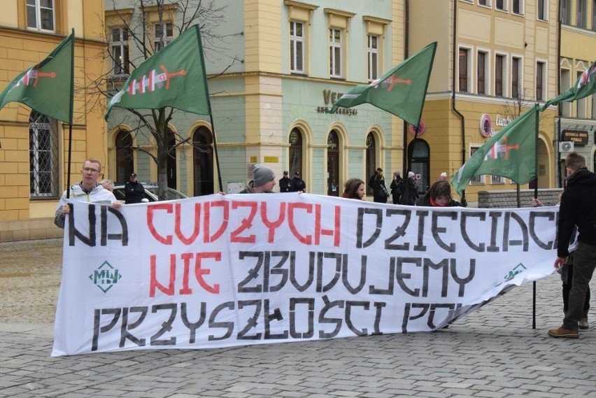 Narodowcy manifestowali przeciw zbyt dużej liczbie Ukraińców...