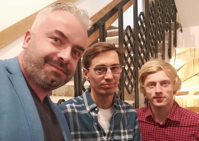 Kamil Stoch i Dawid Kubacki w Kieleckim Centrum Kultury, obok Paweł Jańczyk.