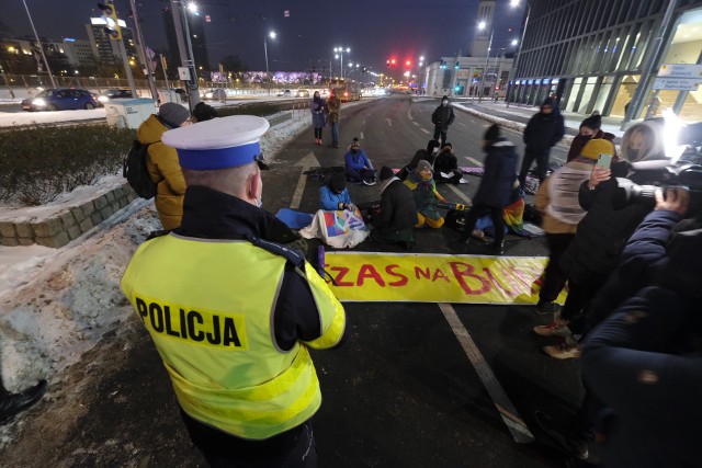 Protestujących, którzy usiedli na środku ulicy, z jezdni usunęli policjanci. Zobacz więcej zdjęć ---->