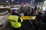 Protestujący przeciwko zakazowi aborcji usiedli na ul. Roosevelta koło ronda Kaponiera. Z jezdni usunęli ich policjanci  