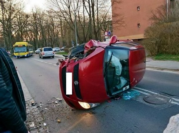 W środę (11.04) około godziny 19, na zakręcie ulicy Nad Śluzami w Słupsku doszło do groźnie wyglądającego wypadku. Kobieta kierująca samochodem marki Suzuki wpadła w poślizg i uderzyła w drzewo. Auto przewróciło się na lewy bok. Na szczęście kierującej nic się nie stało została jednak zabrana do szpitala na badania. Ulica przez kilkanaście minut była zamknięta do czasu usunięcia samochodu.