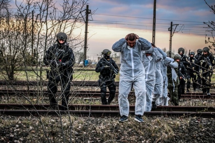 Terroryści porwali pociąg! Ćwiczenia policji, służb kryzysowych oraz prokuratury na łódzkim Olechowie