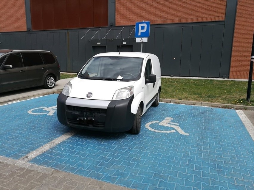 Ełk: Parkowanie na chama na parkingu dla niepełnosprawnych. Samochód zajął dwa miejsca [FOTO]