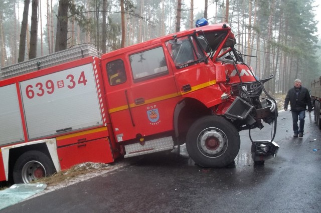 Samochód strażacki prawdopodobnie zostanie zezłomowany po wypadku z ciężarówką