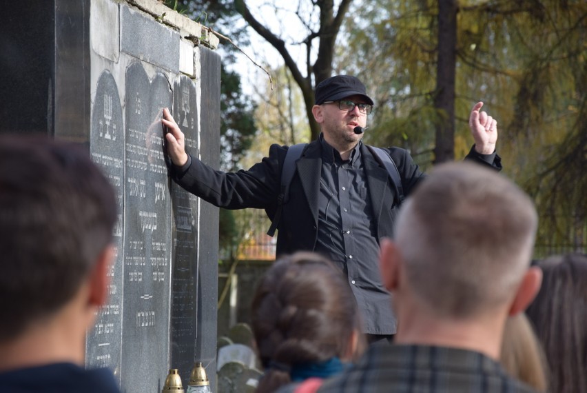 Niezwykła lekcja historii 1 listopada z dr Jackiem Proszykiem na zabytkowym cmentarzu żydowskim w Oświęcimiu [ZDJĘCIA]