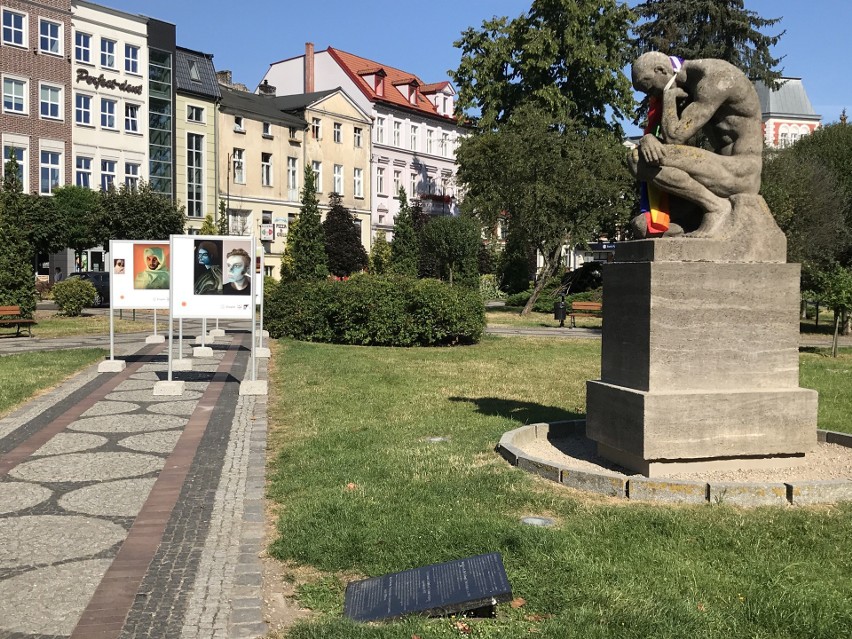 Słupsk w tęczowych flagach. Tęcza, nie tylko na pomnikach, ale i w oknach