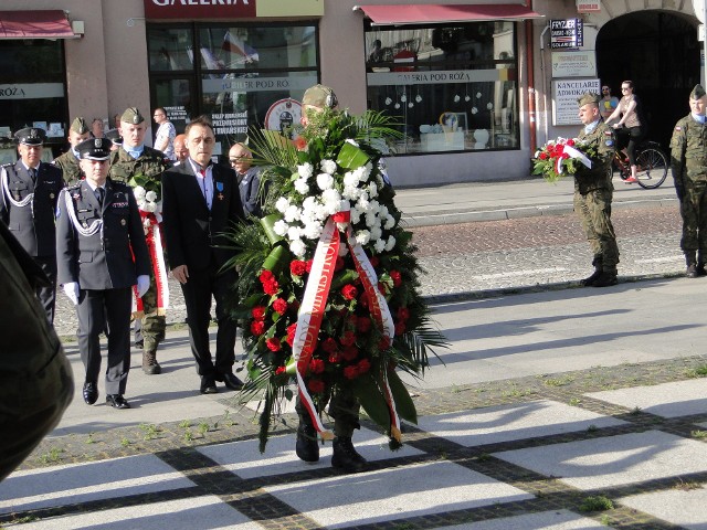 W 73 rocznicę urodzin prezydenta Lecha Kaczyńskiego radomianie złożyli kwiaty pod pomnikiem Lecha i Marii Kaczyńskich. Więcej na kolejnych zdjęciach.