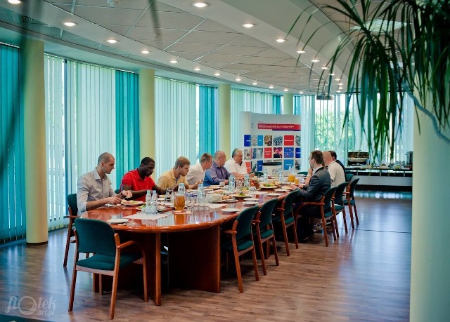 Koszykarze Rosy zjedli śniadanie z prezydentem Radomia, Radosławem Witkowskim