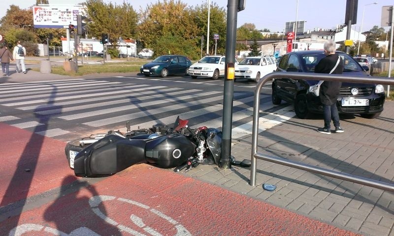 Wypadek na ul. Lutomierskiej. Motocyklista zderzył się z trzema samochodami [zdjęcia]