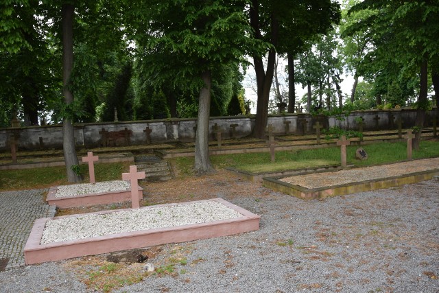W ramach drugiego etapu prac wyremontowane zostaną mogiły w części cmentarza po  lewej stronie  i cała prawa strona nekropoli. Więcej na kolejnych zdjęciach.