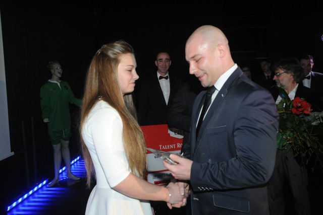 Ewelina Ciunek odebrała nagrodę z rąk Bartłomieja Bonka.