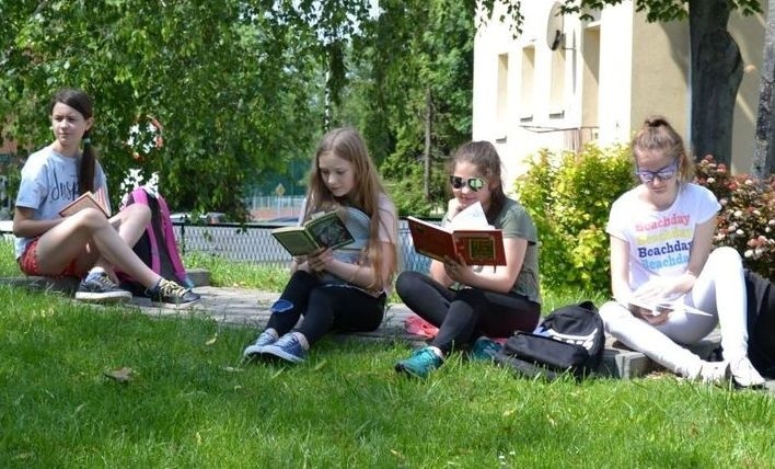 Czytanie na trawie. W buskiej bibliotece bili rekord Polski [ZDJĘCIA]