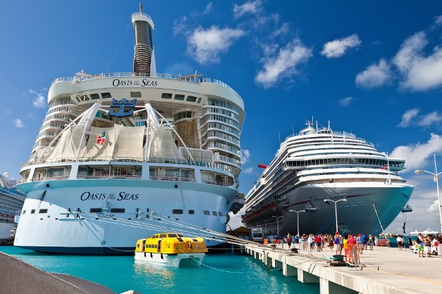 Oasis of the Seas, jeden z największych statków wycieczkowych świata (należący do Royal Caribbean)