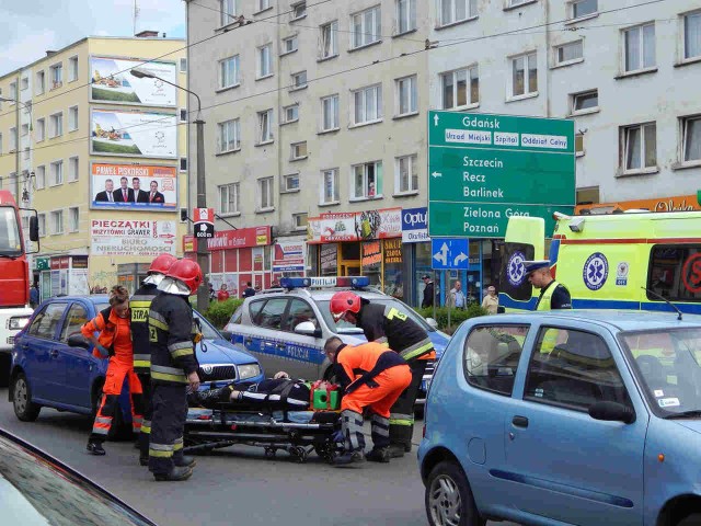 Uszkodzone samochody i dwie osoby w szpitalu - to bilans wypadku w piątek w centrum Gorzowa.