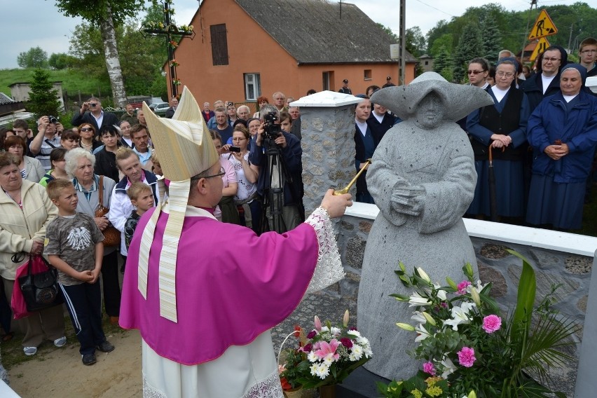 Nowy Wiec: Biskup poświęcił figurę błogosławionej Marty Wieckiej [ZDJĘCIA]