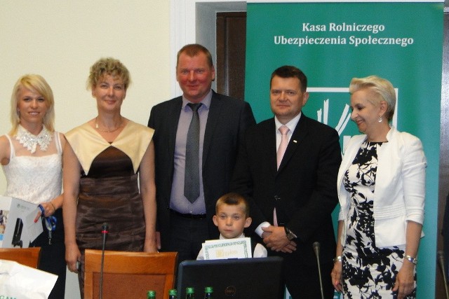 W gmachu Sejmu (od lewej) mama laureata Justyna Frączek, Alina Kacperczyk, dyrektor PSP w Niedarczowie,  dyrektor PIP Krzysztof Adamski, Andrzej Różycki, dyrektor ARR, poseł Elżbieta Gapińska i Bartosz Frączek. 