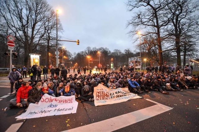 W roku 2017 w Hanowerze tysiące ludzi wyszło na ulicę miasta pod hasłem "Precz z rasistami i nazistami!". Przyczyną demonstracji był odbywający się w tam kongres skrajnie prawicowej partii AfD.