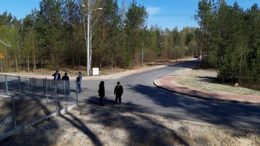 Nowa droga w Nowinach, w gminie Kozienice. Budowa drogi i oświetlenia ulicznego usprawniła przejazd i bezpieczeństwo